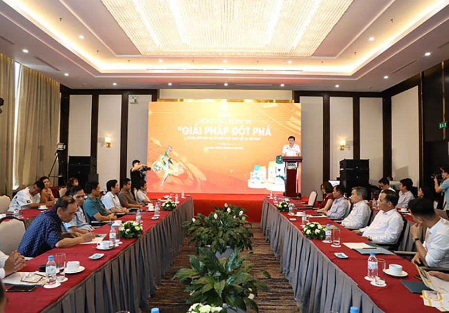 [Dân Việt] Dùng sâm Báo, cây tầm bóp làm thức ăn nuôi lợn, nuôi gà, con nào cũng khỏe, nông dân có lời